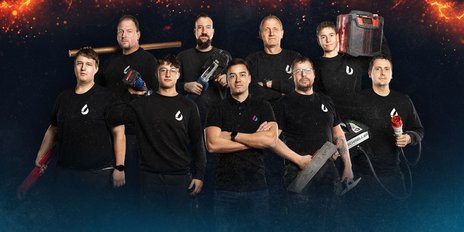 In einem dramatischen Hintergrund posiert ein Team von Handwerkern, die bereit sind, ihre Fähigkeiten mit verschiedenen Werkzeugen zu demonstrieren.