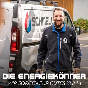 Der Mitarbeiter von 'Schmeller' lächelt vor seinem Fahrzeug, das mit einem Wasser- und Heizungslogo dekoriert ist.