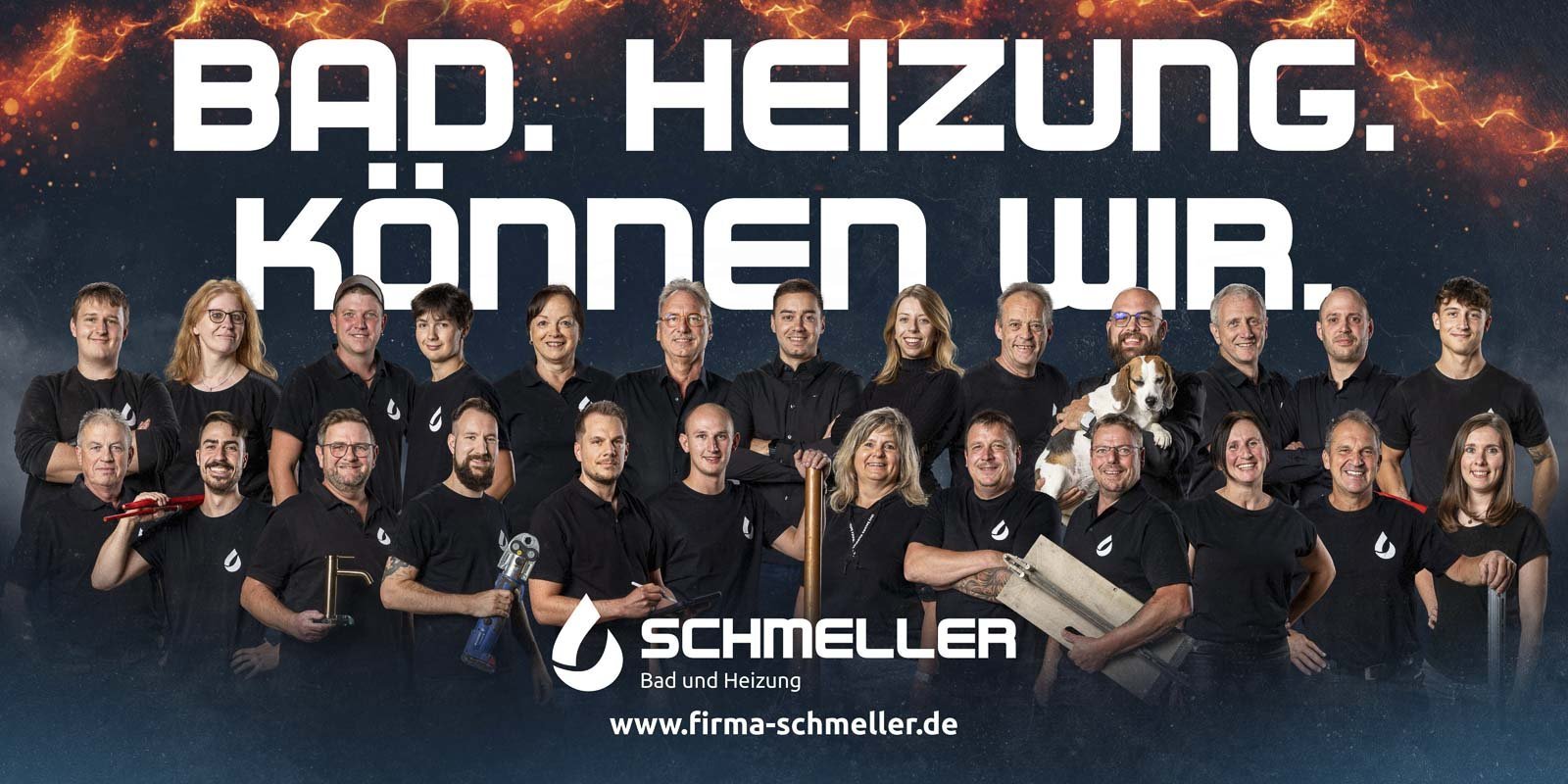 Das Team von Schmeller, spezialisiert auf Bad und Heizung, posiert fröhlich vor einem dramatischen Hintergrund.