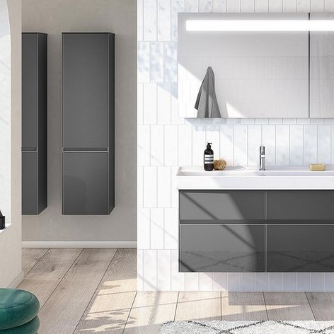 Ein modernes Badezimmer mit großen Fenstern, die viel Tageslicht hereinlassen, und eleganten grauen Möbeln.